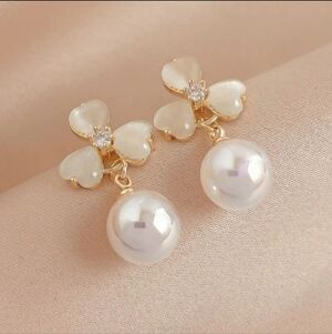 NWT Stunning White Flower Earrings With Simulate Pearl